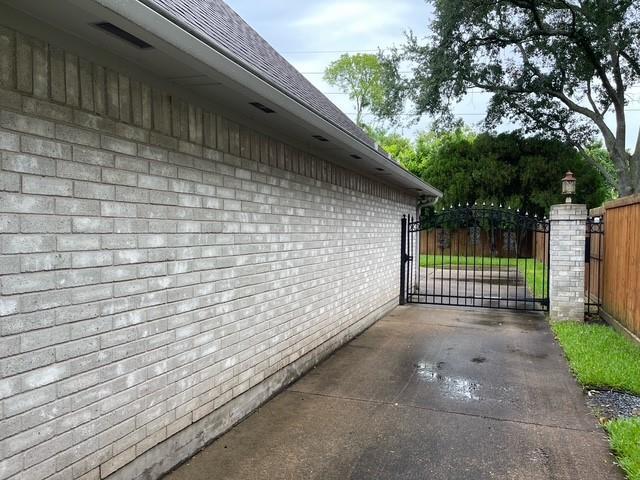 Building Photo - 2215 Mill Creek Dr