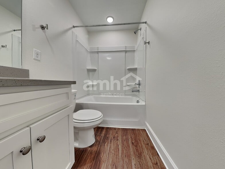Building Photo - 484 Banyan Frst Dr
