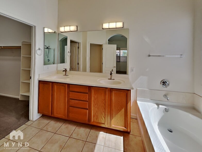 Building Photo - 12548 E Red Iron Trail