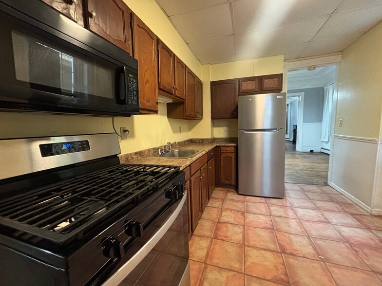 Building Photo - 203 Main St