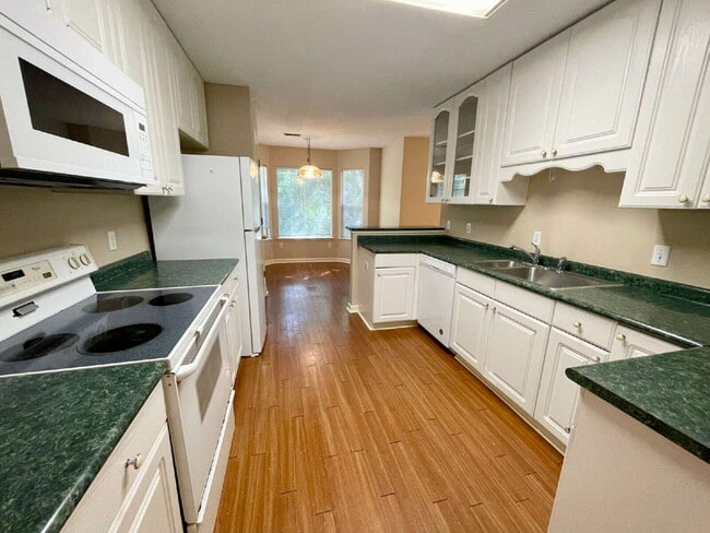 Building Photo - Duplex Apartment Close to Downtown Bluffton!