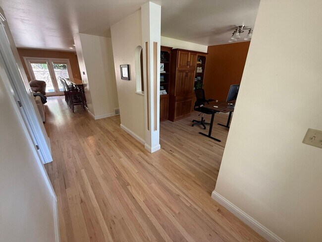 Building Photo - 3 Bed 2 Bath Large Beautiful Home