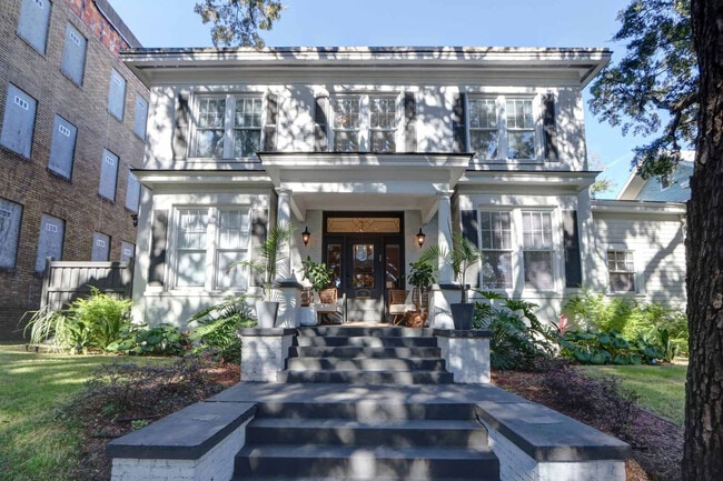 Building Photo - 306 E Victory Dr