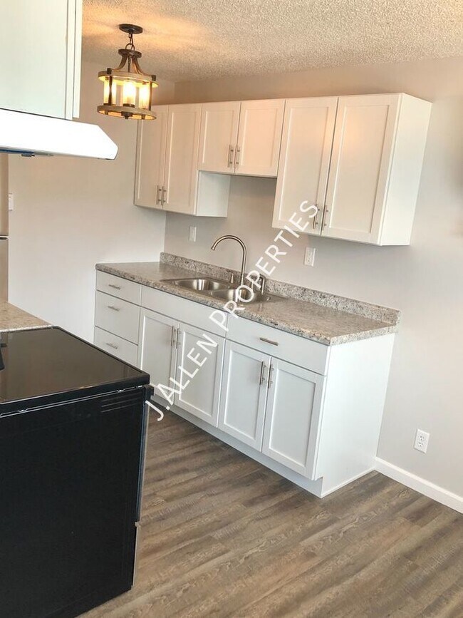 Building Photo - 1900 Parker Cir