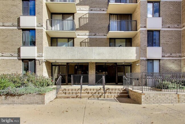 Building Photo - 4 Monroe St