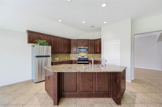 Building Photo - 5615 Stoneridge Ct