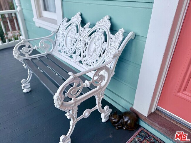 Building Photo - 370 Main St