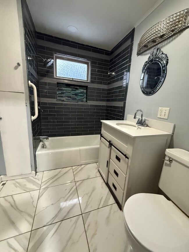 Building Photo - 672 Central St