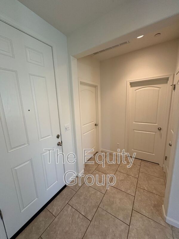 Building Photo - 914 Legend Dr