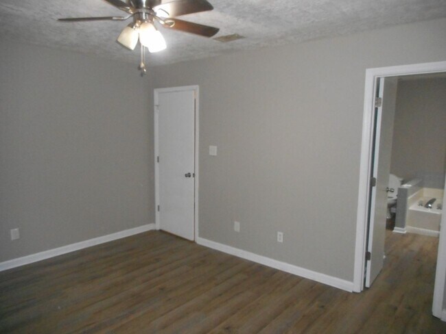 Building Photo - 3 Bedroom 2 Bath W/ Flex Room Pepperidge