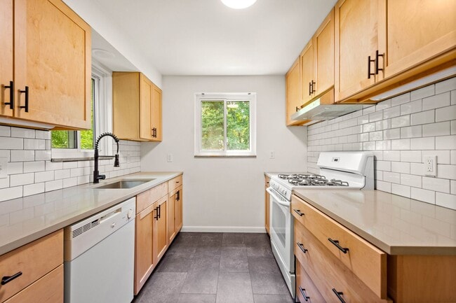 Building Photo - AVAILABLE AUGUST 1ST! STUNNING 3 BEDROOM IN BEECHVIEW!