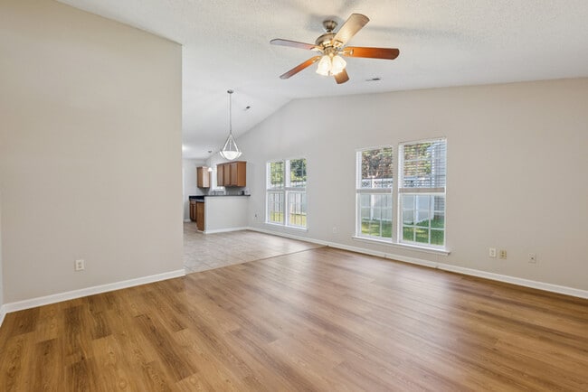 Building Photo - Beautiful ranch style home 3bed 2 bath wit...