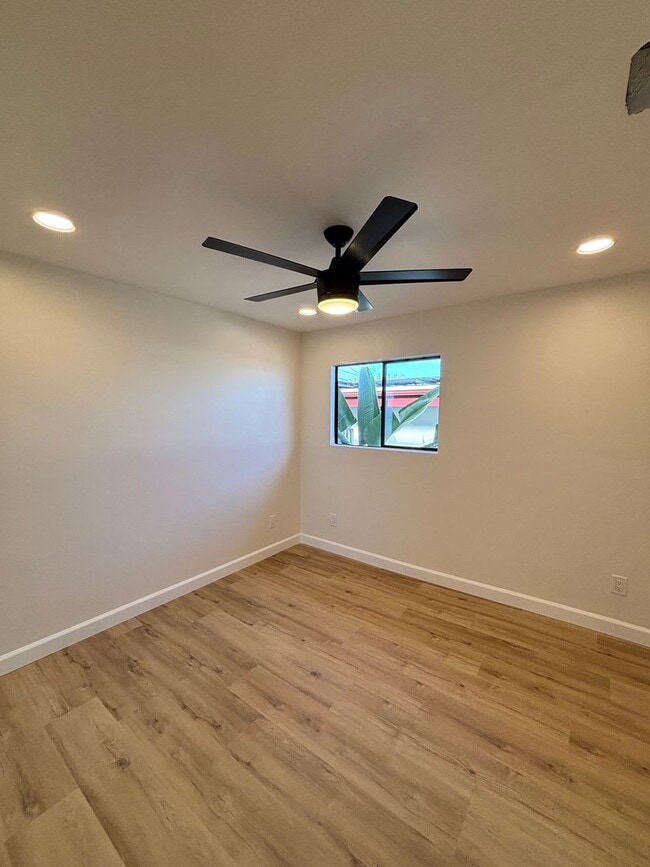 Building Photo - 2 Bed 1 Bath Apartment for Rent in Pacific...