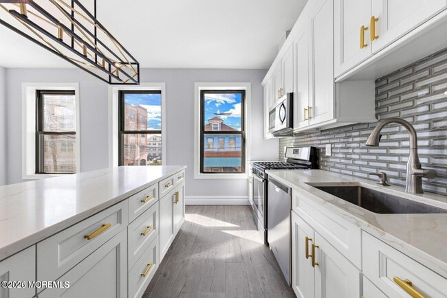 Building Photo - 160 Monmouth St