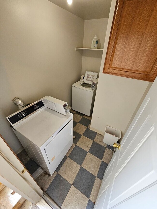 Building Photo - Sherwood Duplex and House