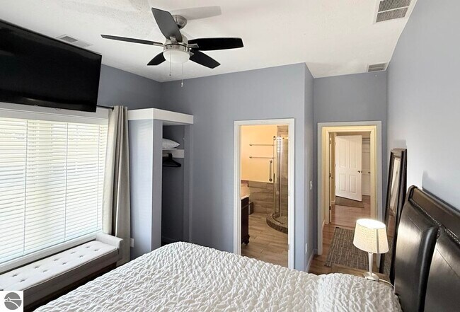 Building Photo - 201 River St