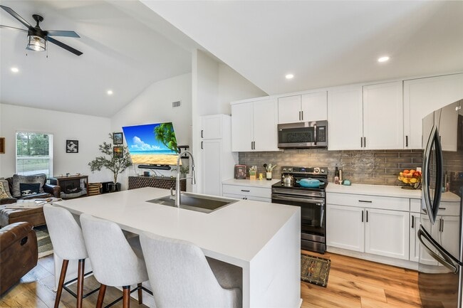 Building Photo - 2550 Roy Cir