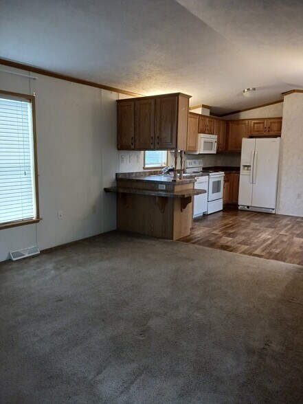 Building Photo - 208 Henniker St