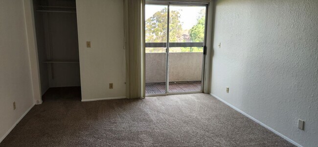 Building Photo - 2 bedroom, 2 bathroom condo in University Heights