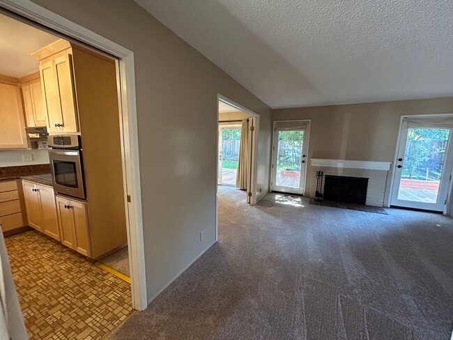 Building Photo - Nice Single Level Home with Attached Garag...