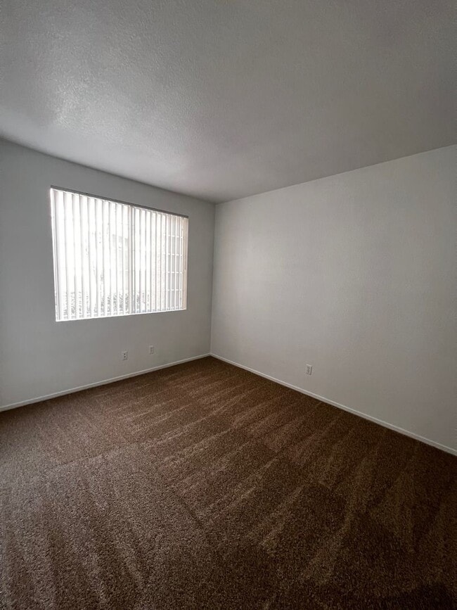 Building Photo - Great 3 bedroom condo Summerlin Pkwy/Buffalo 1700/mo