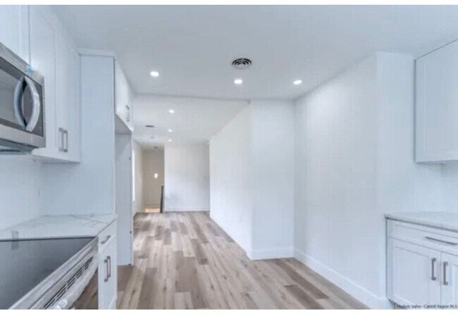 Building Photo - 520 Delaware Ave