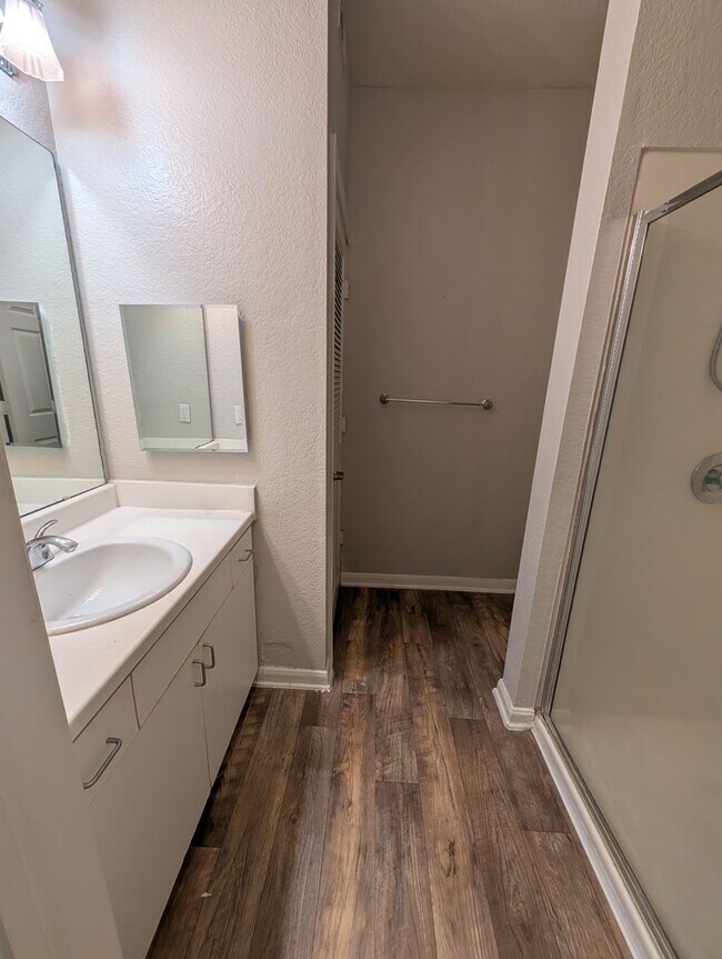 Building Photo - Great 1/1 Studio unit with wood floors and pool view patio!