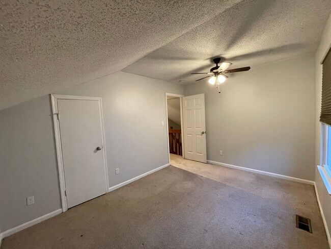 Building Photo - 4 BED / 3 BATH SINGLE FAMILY IN SALEM LAKES!