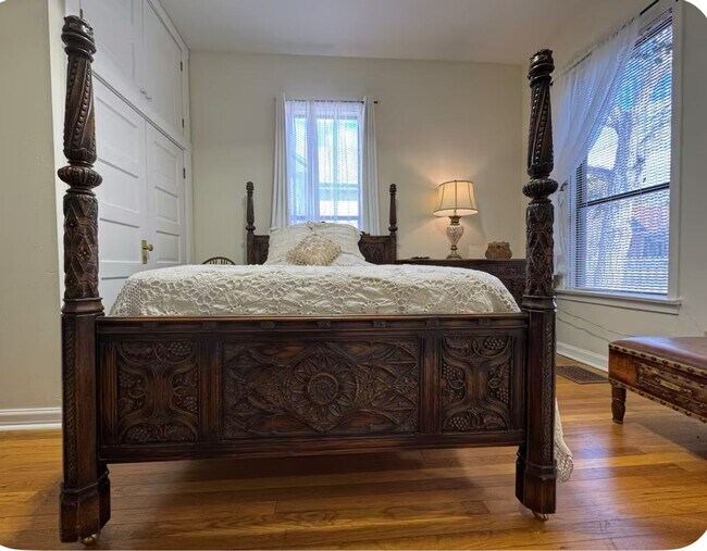 Building Photo - Historic Home 2 Bedroom +office 2 Baths, and Off street Parking