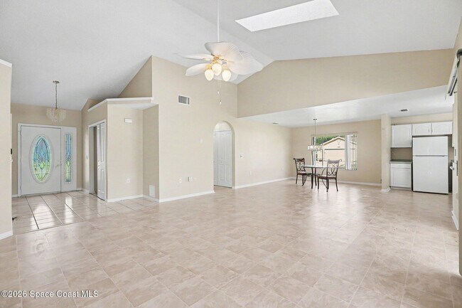 Building Photo - 2088 Sun Valley St
