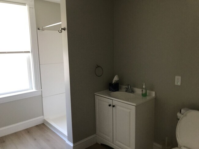 Building Photo - 736 Pleasant St