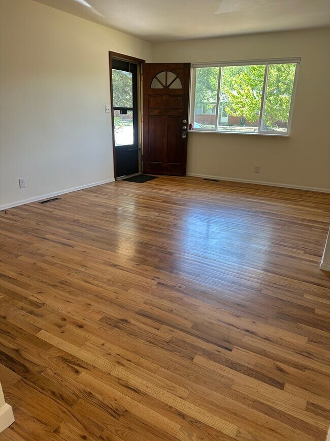 Building Photo - Spacious 3 Bedroom House with Attached Garage and Large Yard!