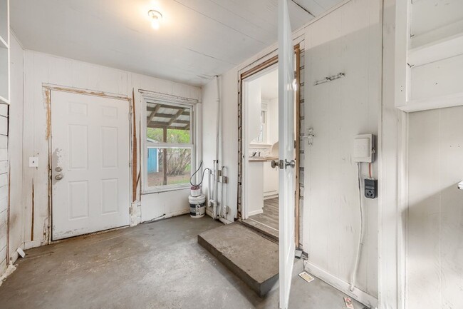 Building Photo - Central CDA rancher 2 bed 1 bath with 2 ca...