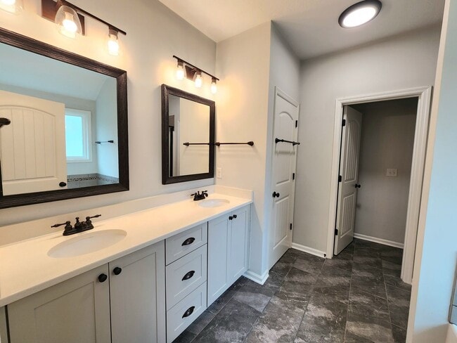 Building Photo - 4 Bedroom Ranch in Willow Oak Village