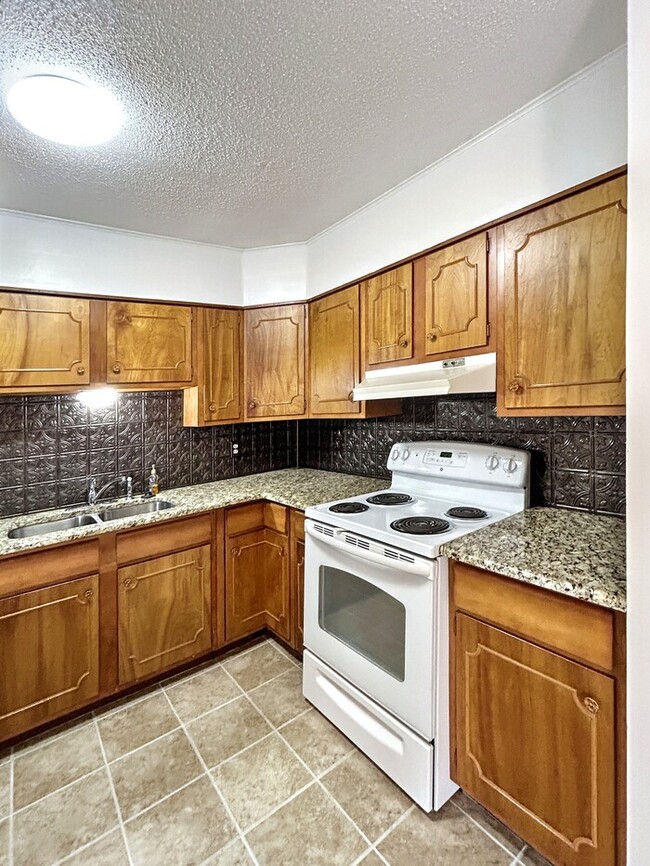 Building Photo - 1212 Hillcrest Dr