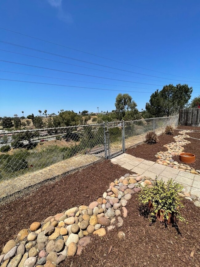Building Photo - Terrific 3Br +/2Ba Single story house with...