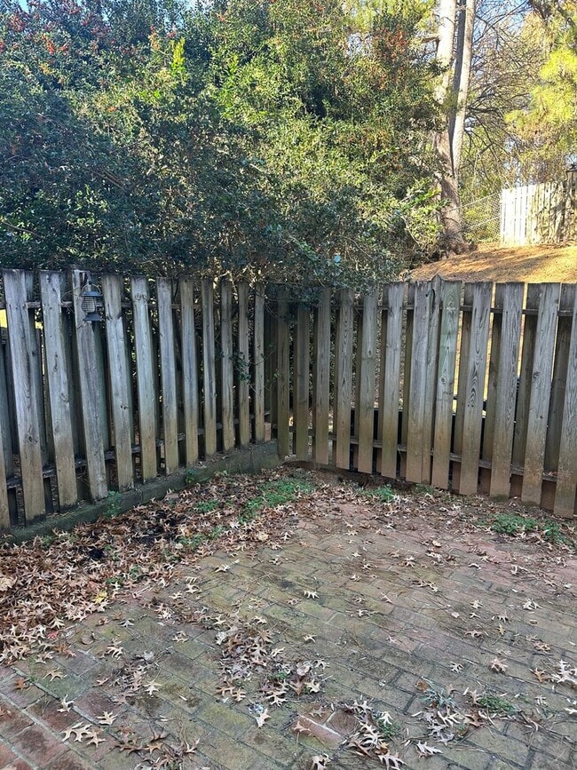 Building Photo - 2 Bedroom/2 bath Townhome