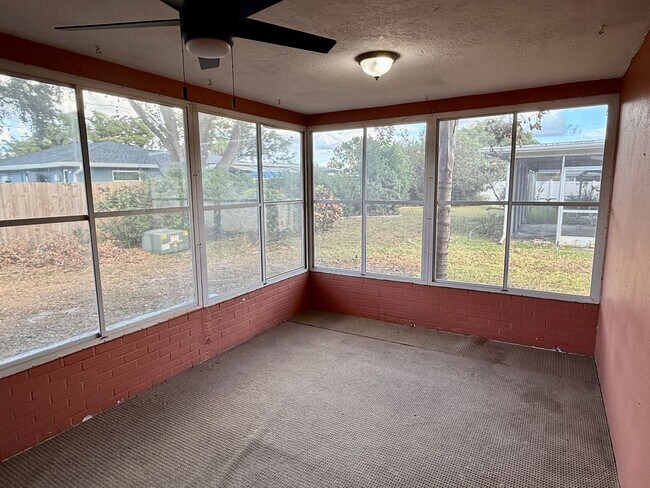 Building Photo - Beautiful Palm Harbor 2/2 Located on Peace...