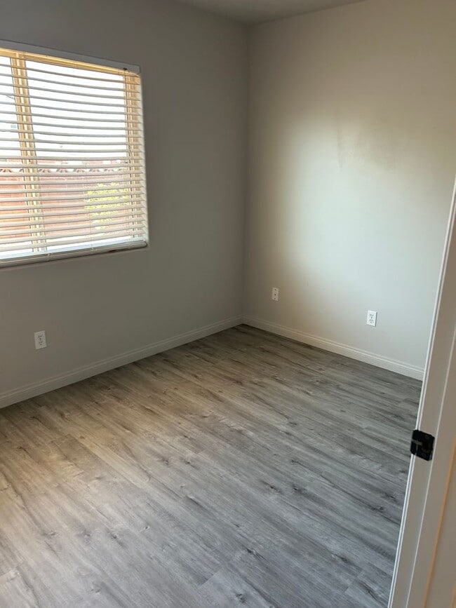 Building Photo - 3 Bedroom, 2 bath home in non HOA