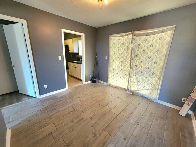 Building Photo - 3 bedroom/2bath  $1295/mth