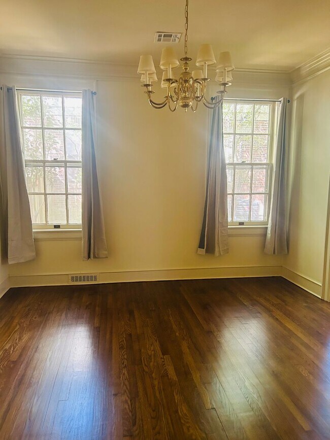 Building Photo - Cute Home in Old Cloverdale