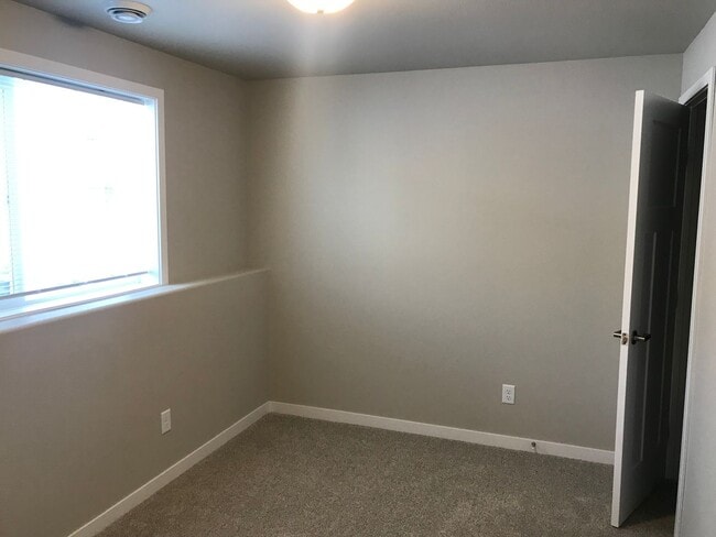 Building Photo - 3 Bed 3 Bath Twin Home
