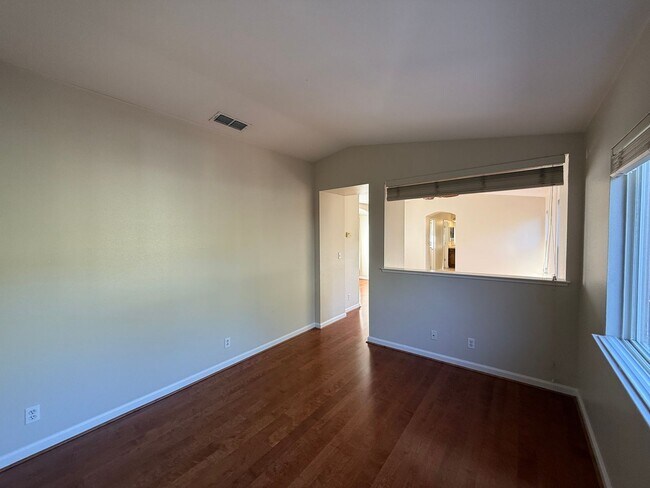 Building Photo - 5 bedrooms located in Redbridge Gated Community!