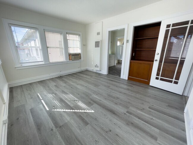 Building Photo - Bright & Inviting 1BR in the Heart of North Alhambra