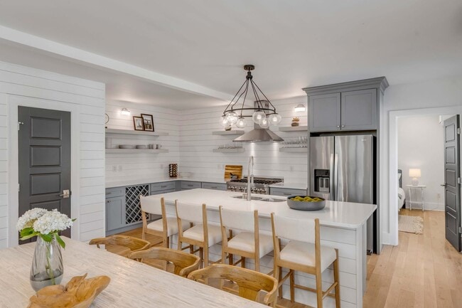 Building Photo - Fully Furnished Downtown Rental