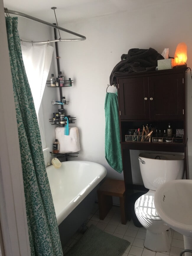 Building Photo - 3 Bedroom - 2 Bath - Great Location