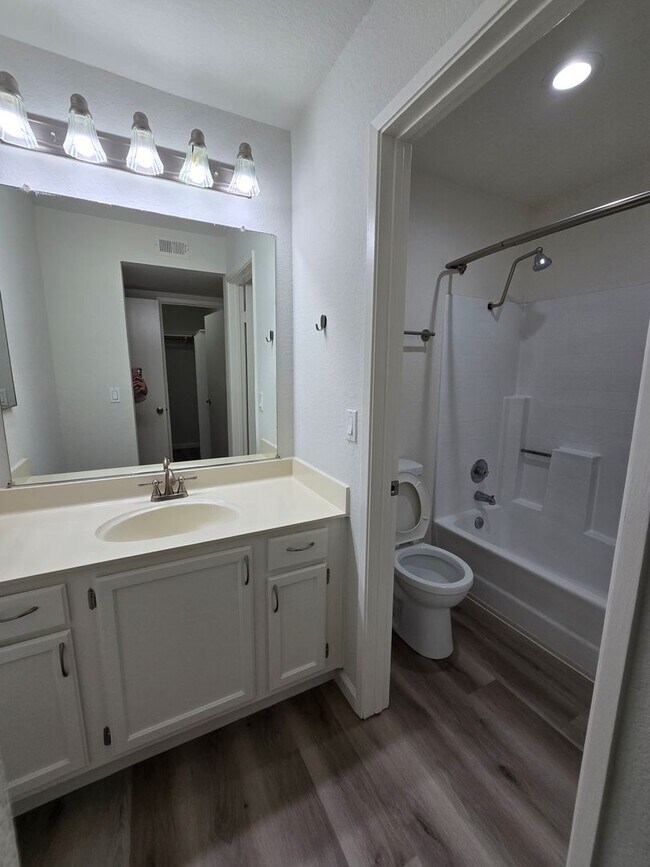Building Photo - Remodeled Lower Level Condo in Oakland, CA...