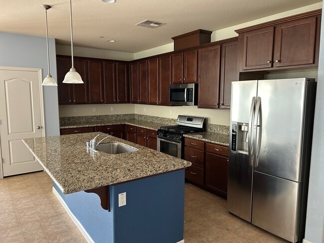 Building Photo - 1537 Sycamore Dr