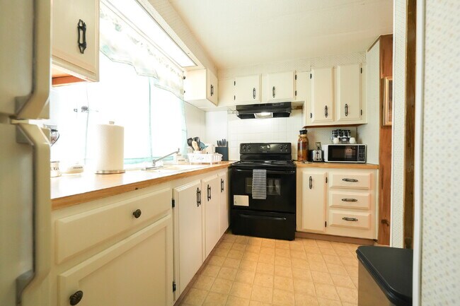 Building Photo - Stylish & Spacious 2-Bedroom Mobile Home