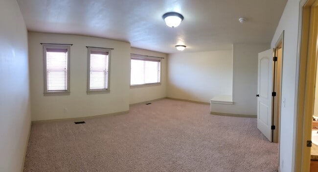 Building Photo - 3 bed, 2.5 bath townhome w/attached 2 car ...